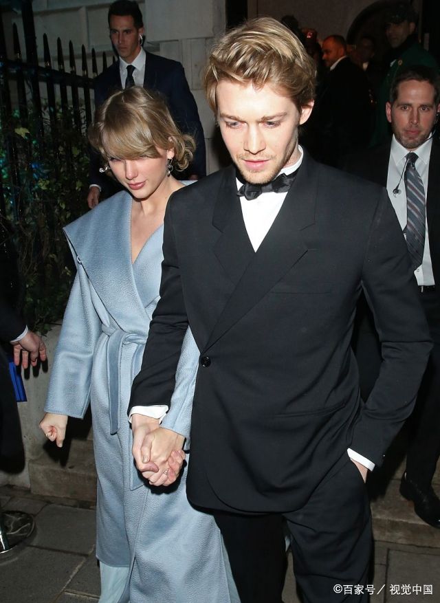 泰勒·斯威夫特与男友乔·阿尔文现身伦敦街头,"霉霉"陪男友亮相英国